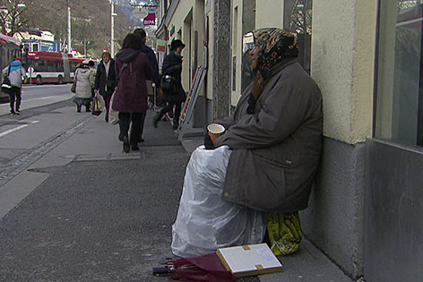 Bettlerin in der Stadt Salzburg
