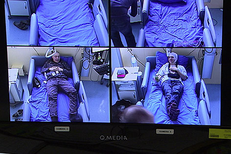 Schlaflabor Patienten auf dem Monitor der Videoüberwachung
