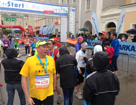 Erste Läufer bei Salzburg-Marathon im Ziel