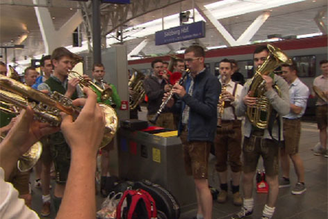 Salzburger Blasmusiker am Hauptbahnhof