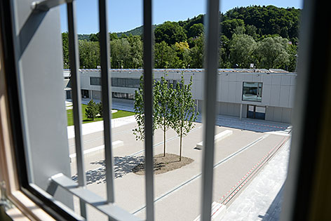 Vergittertes Fenster in der Justizanstalt (Gefängnis) Salzburg in Puch Urstein