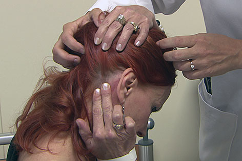Migränepatienten bei Untersuchung