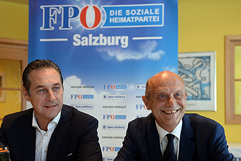 Heinz Christian Strache und Andreas Schöppl vor Transparent der FPÖ Salzburg