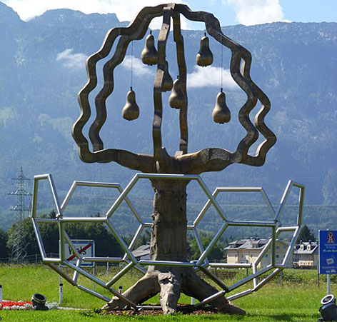 Skulptur des Walser Birnbaums auf dem Kreisverkehr in Wals-Himmelreich