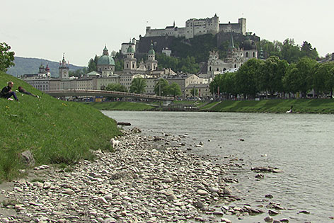 Die Salzach in der Altstadt von Salzburg mit Blick auf die Festung