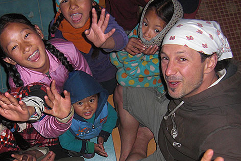 Thomas Stuppner mit nepalesischen Kindern