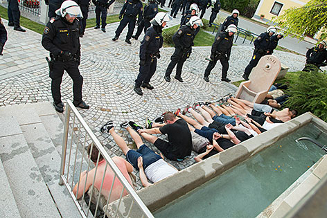 Fußballfans Ausschreitungen Hooligans Polizei Polizeieinsatz Polizisten