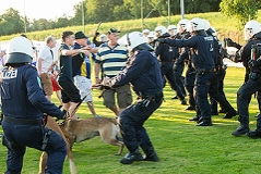 Fußballfans Ausschreitungen Hooligans Polizei Polizeieinsatz Polizisten