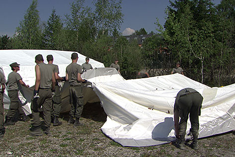 Soldaten stellen Zelte auf