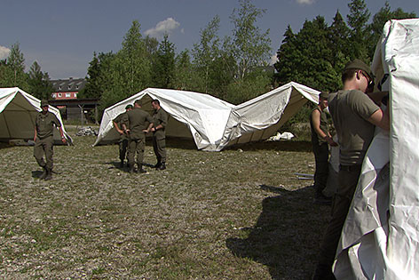 Soldaten bauen Zelte auf