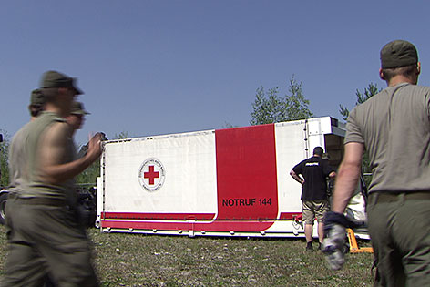 Container des Roten Kreuzes mit Soldaten