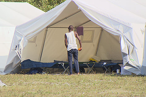Zelte des Flüchtlingslagers in der Schwarzenbergkaserne in Wals-Siezenheim