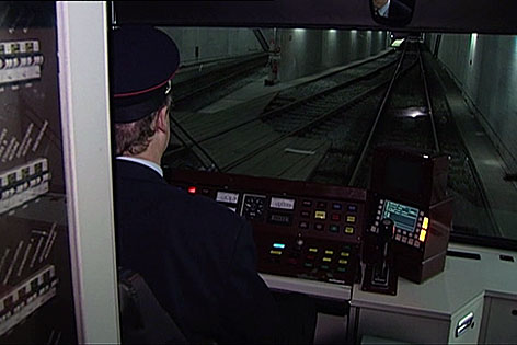 Führerstand einer Lokalbahn bei der Einfahrt in die unterirdische Station beim Salzburger Hauptbahnhof
