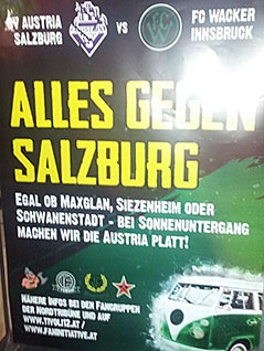 Plakat von Wacker Innsbruck Fans, mit der Ankündigung Austria Salzburg "plattzumachen"