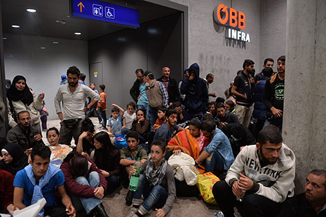 Wartende Flüchtlinge am Salzburger Hauptbahnhof
