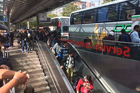 Flüchtlinge kommen per Bus auf den Salzburger Hauptbahnhof