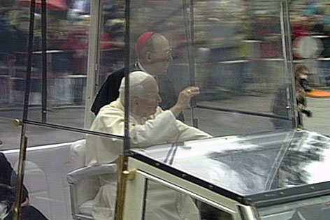 Salzburgs Erzbischof Georg Eder und Papst Johannes Paul II. beim Papstbesuch 1998 in Salzburg