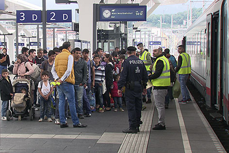 Flüchtlingsgruppe auf dem Bahnsteig am Salzburger Hauptbahnhof