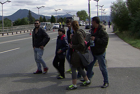 Flüchtlingsgruppe zu Fuß an der Grenze bei Freilassing