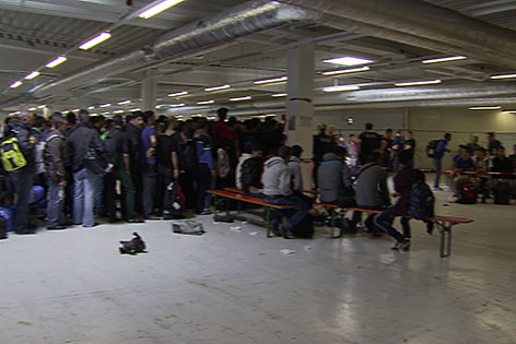 Flüchtlinge in Lagerhalle in Freilassing