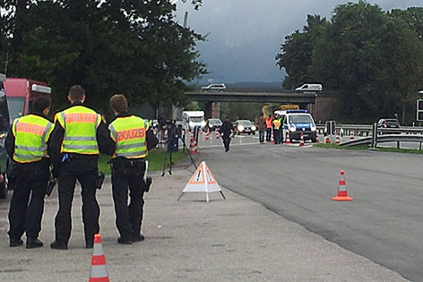 Grenzkontrolle der bayerischen Polizei an der Autobahn A8