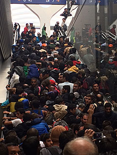 Flüchtlinge auf Rolltreppe im Salzburger Hauptbahnhof