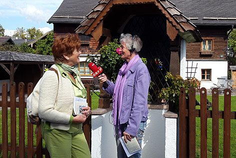 Ingeborg Gföllner-Koss im Interview mit Andrea Aglassinger vor der Radauerkapelle in Niederalm