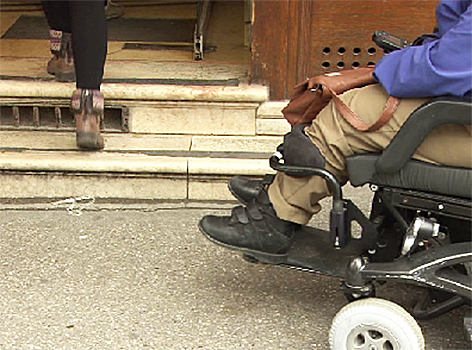 behinderte Barriere barrierefrei  Barrierefreiheit Rollstuhl rollstuhlfahrerin