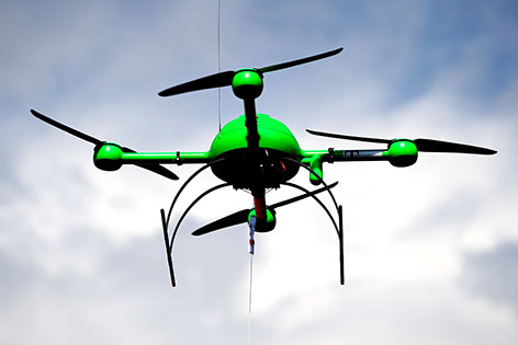 Grüne Drohne in der Luft
