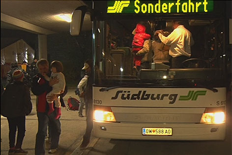 Mit Bussen sind Flüchtlinge aus der Steiermark gebracht worden