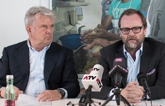 Sepp Schellhorn und Peter Haselsteiner kritisieren Ende von Flüchtlingshaus in Gastein. Schellhorn klagt das Land Salzburg.