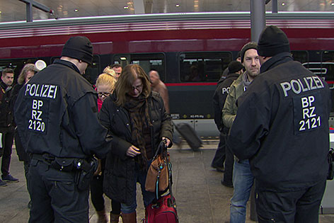 Deutsche Bundespolizei kontrolliert am Bahnsteig am Salzburger Hauptbahnhof