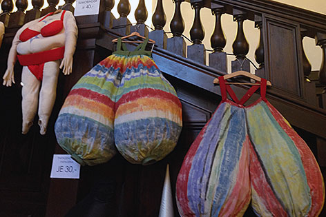 Papageno- und Papagena-Kostüme hängen an Kleiderhaken
