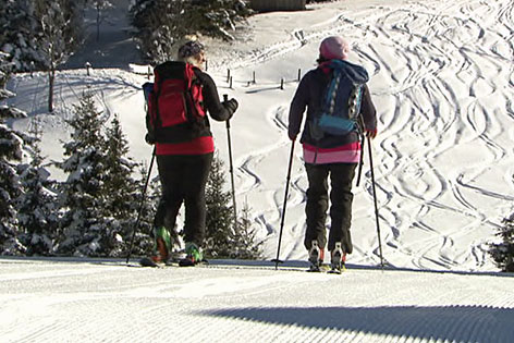 Skitourengeherinnen auf präparierter Piste