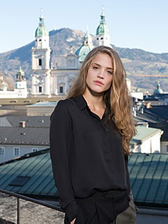 Miriam Fussenegger vor dem Salzburger Dom