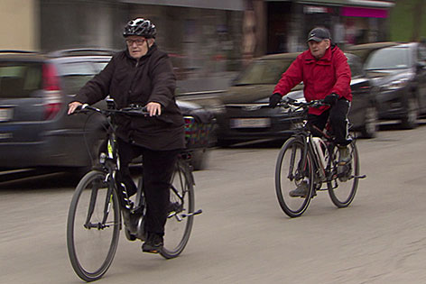 Senioren fahren mit Elektrofahrrad (E-Bike)