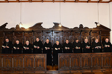 Benediktinermönche beim gemeinsamen Gebet