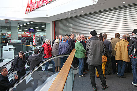 Wartende vor der Tür des Mediamarkts Salzburg