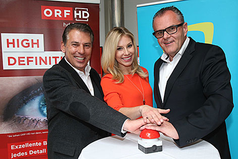 ORF Salzburg Chefredakteur Gerd Schneider, Salzburg heute Moderatorin Nina Kraft und ORF Salzburg Landesdirektor Roland Brunhofer drücken auf Roten Knopf