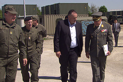 Verteidigungsminister Hans Peter Doskozil bei einem Besuch in der Schwarzenbergkaserne