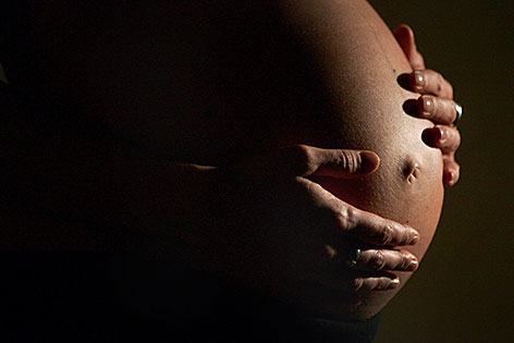 Bauch einer hochschwangeren Frau