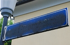 Schilder der Josef-Thorak-Straße beschmiert