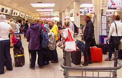 Pensionisten Senioren Seniorenreisen Tourismus Flughafen Schalter Check in