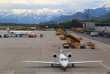 Salzburg Airport Flughafen Salzburg Wolfgang Amadeus Mozart Fliegen Verkehrsflieger Flugzeug Jet Flieger Tourismus Flugverkehr