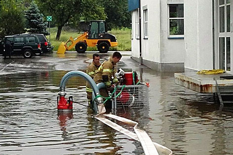 Feuerwehrleute bei Hochwassereinsatz