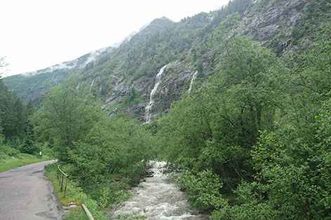 Wasserfälle auf dem Weg zu den Astenalmen