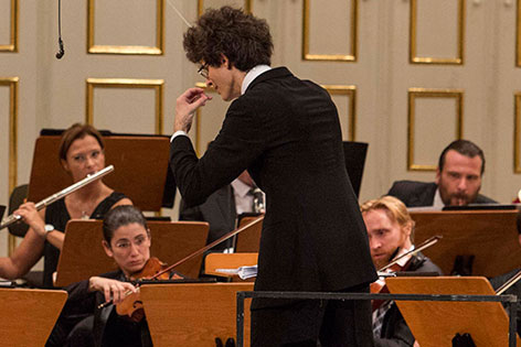 Junger Dirigent (Ciaran McAuley) beim Young Conductors Award der Salzburger Festspiele