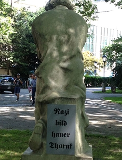 Paracelsus Statue von Thorak mit Schild "Nazibildhauer Thorak"