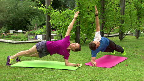 Doresia Krings und Michael Mayrhofer planken im Fernsehgarten