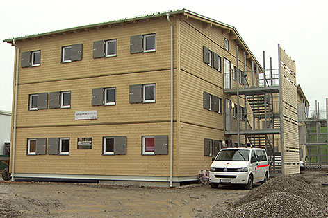 Asylheim Asylquartier Asylkrise Flüchtlinge Alpenstraße Rotes Kreuz Holzhäuser